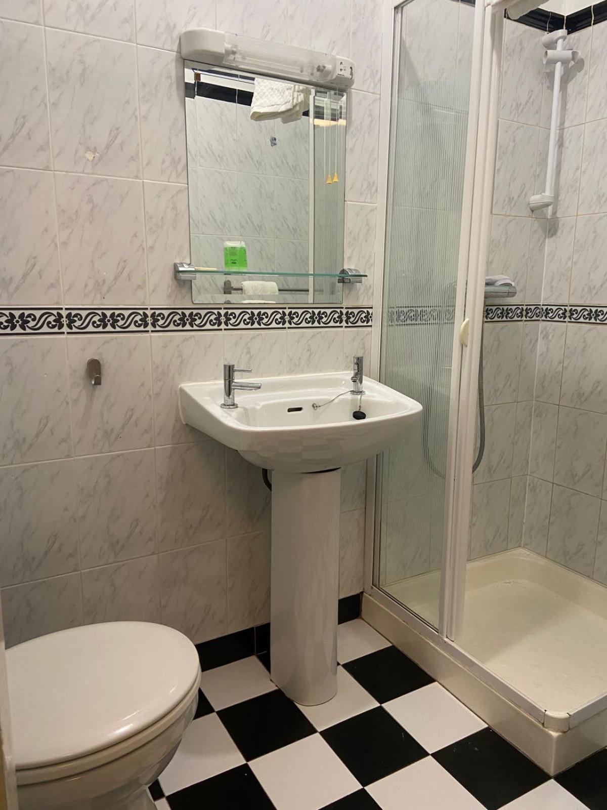 Parliament Inn Килкени Екстериор снимка