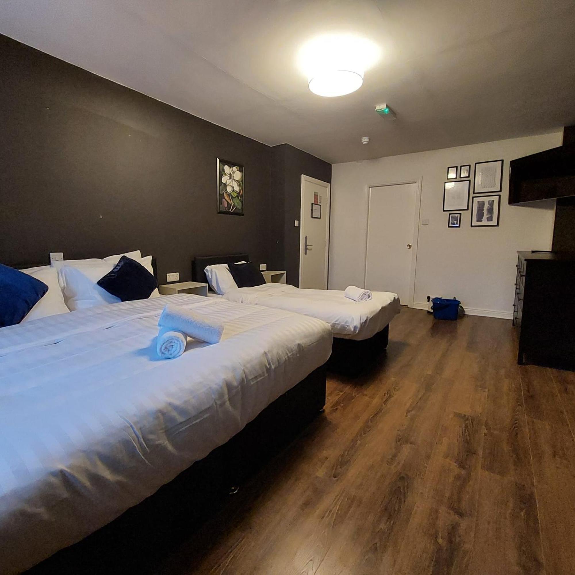 Parliament Inn Килкени Екстериор снимка