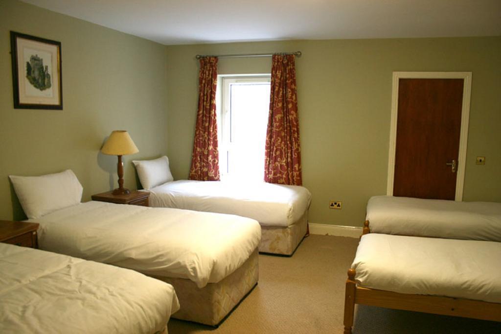 Parliament Inn Килкени Екстериор снимка